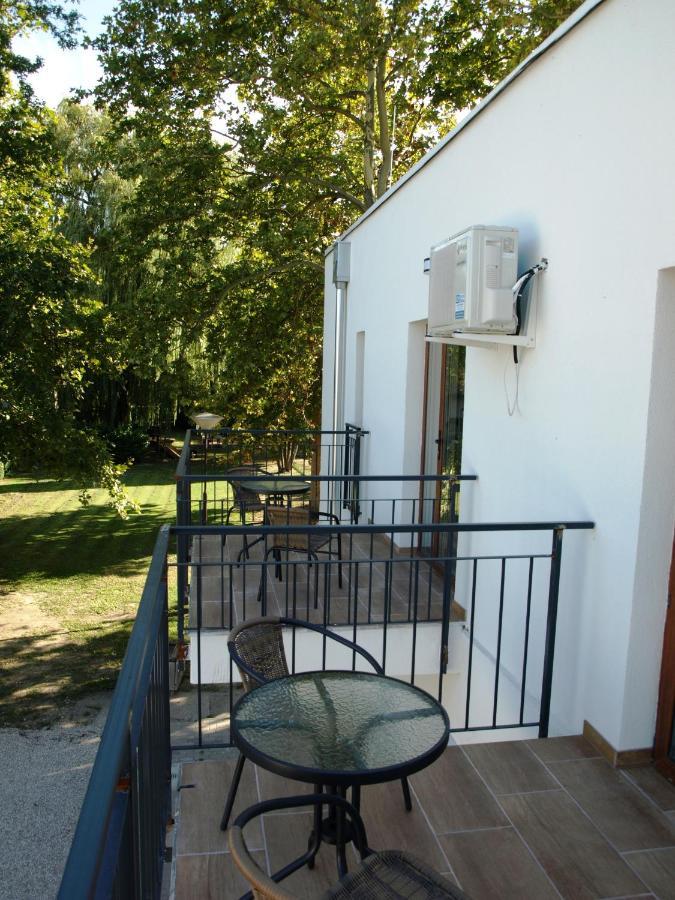 Garden Club Panzio Bed & Breakfast Balatonmariafurdo Exterior photo